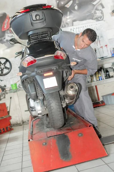 一位机械师正在修理摩托车 — 图库照片