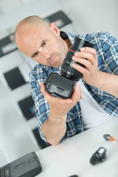 カメラを組み立てる男の肖像画 — ストック写真