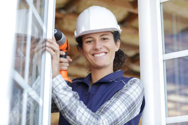 Mulher Construtor Usando Uma Broca Para Fixar Uma Janela — Fotografia de Stock