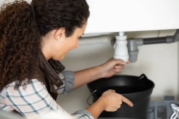 修理厨房水槽的女人 — 图库照片