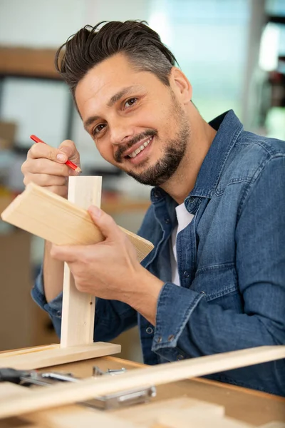 Smiling Carpenter Working Wood Workshop — Stock Photo, Image