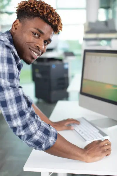 Technician Using Desktop Computer Smiles Camera — Stock Photo, Image