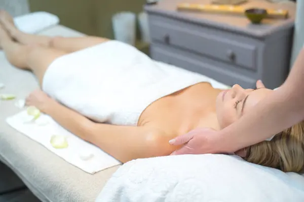 Donna Adulta Nel Salone Spa Con Massaggio Rilassante — Foto Stock