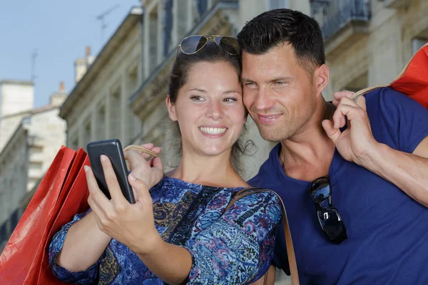 Nainen Mies Ottavat Selfie Ostosten Jälkeen Yhdessä — kuvapankkivalokuva