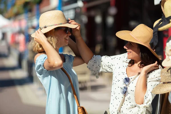 Красивые Девушки Солнцезащитных Очках Примеряют Шляпы — стоковое фото