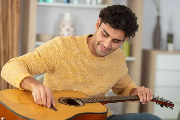 Bonito Jovem Homem Afinação Guitarra — Fotografia de Stock