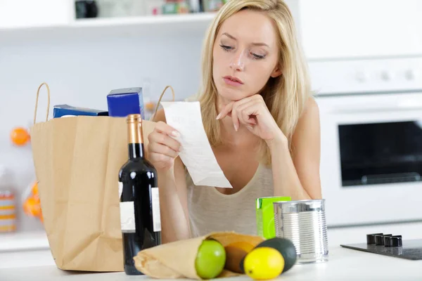 Donna Controllando Una Lunga Ricevuta Dopo Acquisto Generi Alimentari — Foto Stock