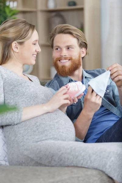 Expectant Couple Looking Looking Booties Hat Baby — Stock Photo, Image