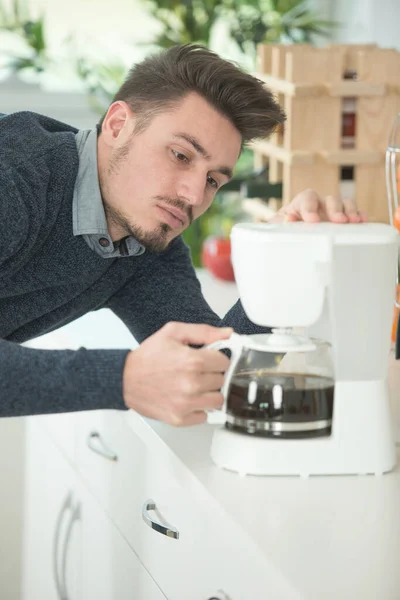 Чоловік Стоїть Кухонною Стійкою Вранці Поливаючи Каву — стокове фото