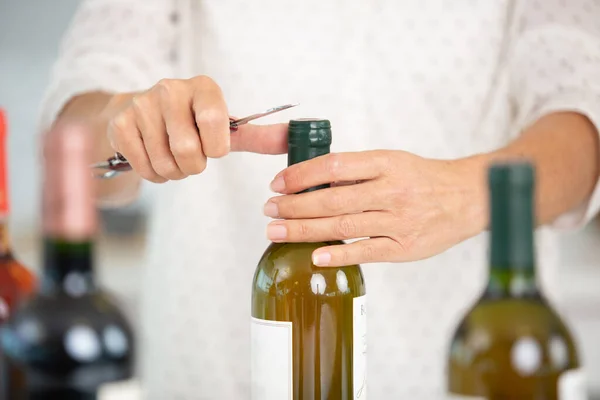 Şarap Şişesinden Naylonu Çıkaran Ellerin Kırpılmış Görüntüsü — Stok fotoğraf