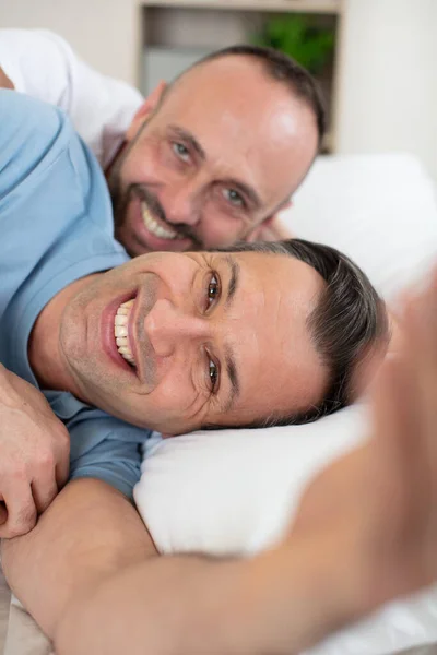 Glada Homosexuella Par Som Ligger Sängen Hemma — Stockfoto