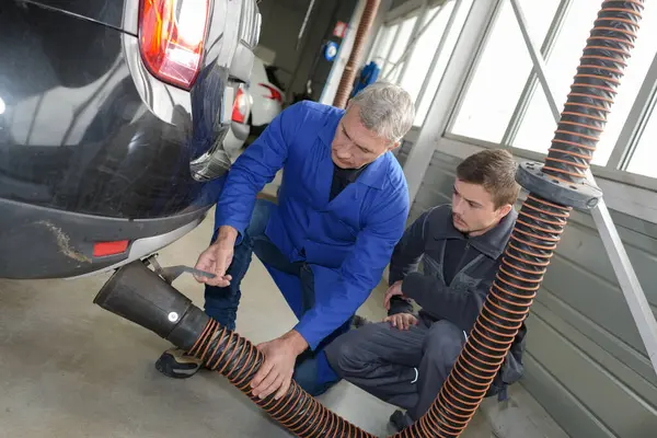 Student Instructor Repairing Car Apprenticeship — Stock Photo, Image