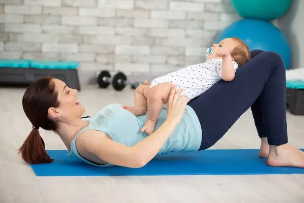 Genç Anne Bebeğiyle Birlikte Fiziksel Egzersiz Yapıyor — Stok fotoğraf