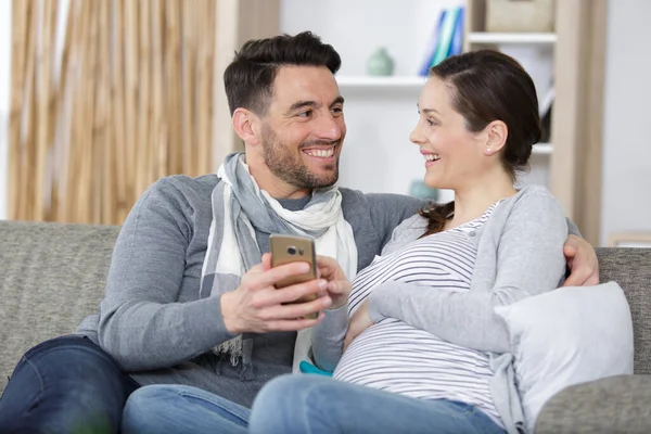 Happy Man Pregnant Wife Smartphone Home — Stock Photo, Image