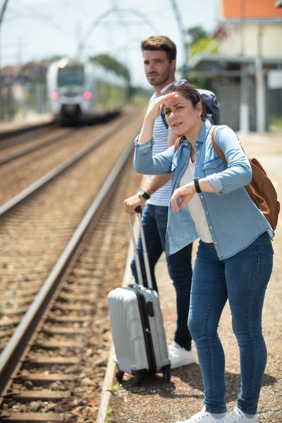 鉄道駅で列車を待っている女性旅行者 — ストック写真