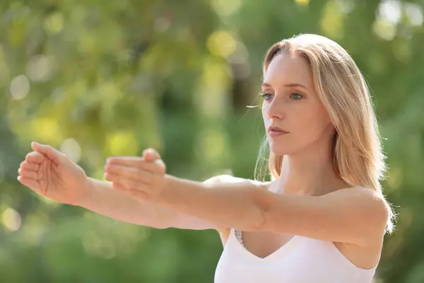 Kadın Parkta Yoga Yapıyor Başka Tarafa Bakıyor — Stok fotoğraf
