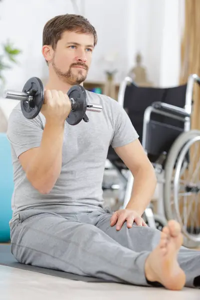 Tekerlekli Sandalyedeki Engelli Adam Çalışıyor — Stok fotoğraf