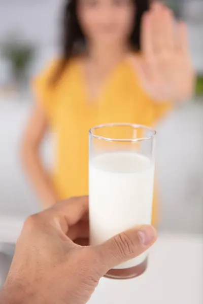 Κοντινό Πλάνο Γυναίκας Που Απορρίπτει Ποτήρι Γάλα Στο Σπίτι — Φωτογραφία Αρχείου