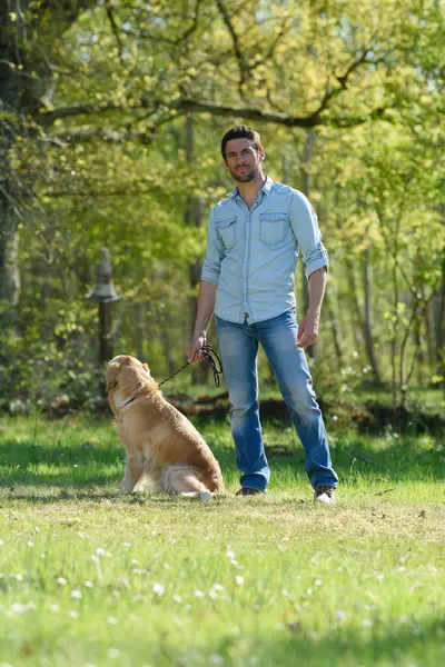 Bild Eines Mannes Mit Seinem Hund Der Leine — Stockfoto