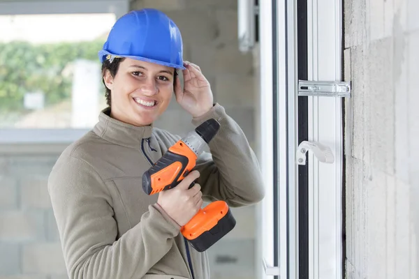 Mujer Feliz Usando Taladro Reparación Renovación Edificios —  Fotos de Stock