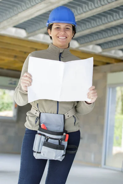 Female Builder Holding Plans — Stock Photo, Image