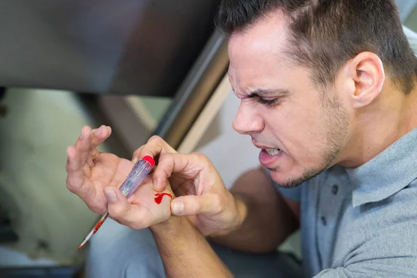 Man Holding Screwdriver Nursing Painful Bleeding Cut Hand — Stock Photo, Image
