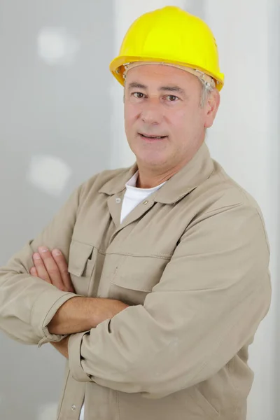 Man Byggnadsarbetare Med Armarna Korsade — Stockfoto