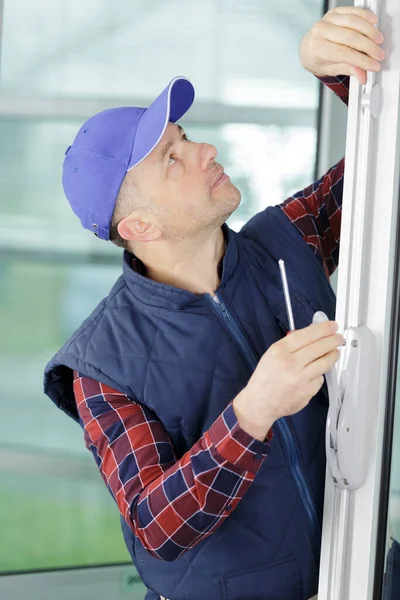 Man Fixing Door Lock Screwdriver — Stock Photo, Image