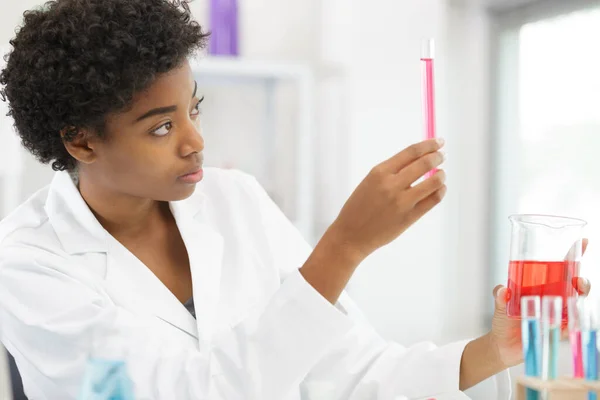 Young Female Scientist Researcher Conducting Experiment Lab — Stock Photo, Image
