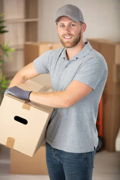 Profesjonalny Mężczyzna Trzymający Pudełko Tekturowe — Zdjęcie stockowe