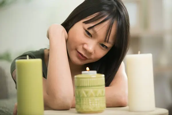 Frau Entspannt Sich Hause Mit Stimmungsvollen Kerzen — Stockfoto
