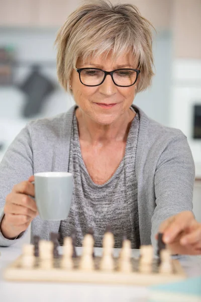 Woman Playing Chess Alone — Stock Photo, Image
