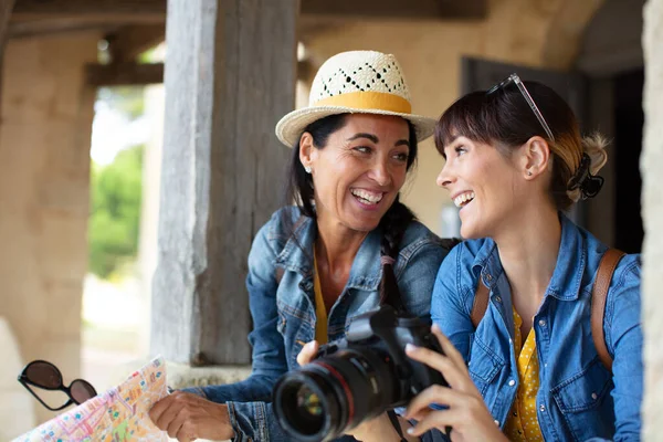 지도와 사진을 사용하여 긍정적 표현을 즐거운 여자들 — 스톡 사진
