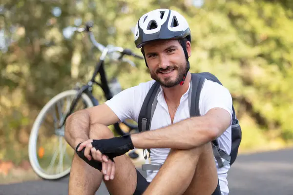 Beau Jeune Cycliste Posant Sur Caméra — Photo