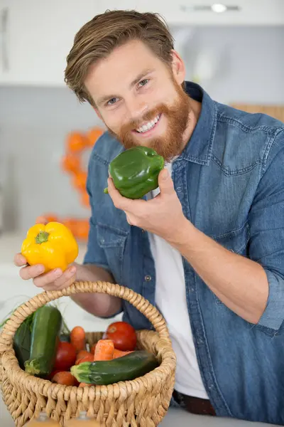 Homem Está Pronto Para Cortar Legumes Cozinha — Fotografia de Stock