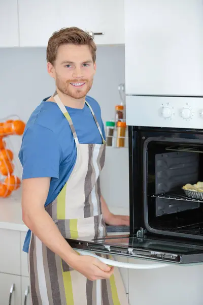 エプロンを着ているオーブンの男の肖像画 — ストック写真