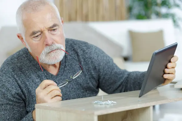 Portret Van Gelukkig Senior Man Met Tablet — Stockfoto