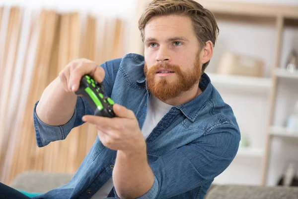 Junger Süchtiger Mann Spielt Videospiele Wohnzimmer — Stockfoto