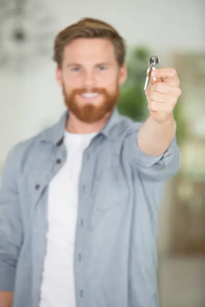 一个拿着钥匙的快乐男人 — 图库照片
