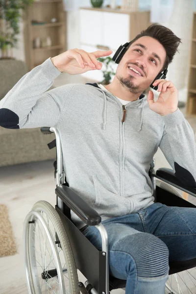 Щасливий Молодий Чоловік Інвалідному Візку Насолоджується Музикою — стокове фото