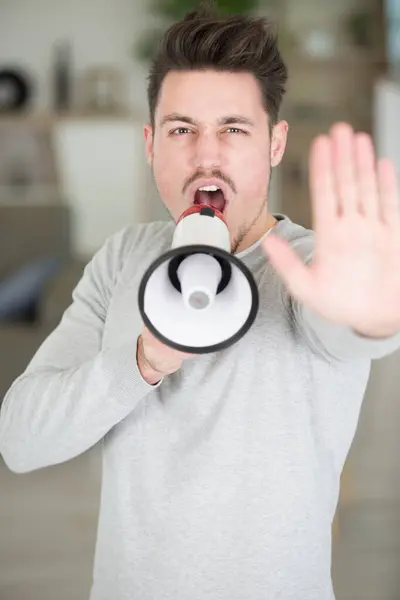 Mladý Muž Držící Megafon Křičící Mávající Rukou — Stock fotografie