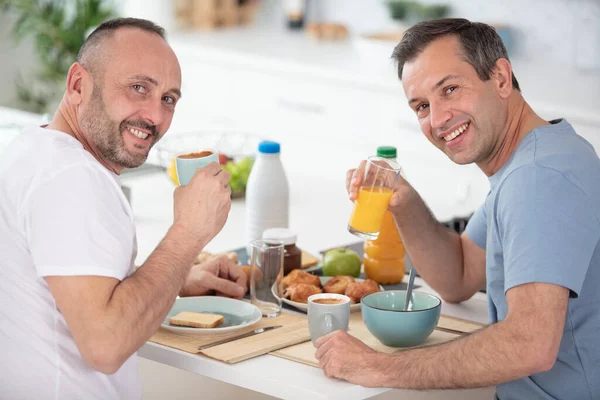 Homoseksueel Paar Ontbijten Thuis — Stockfoto