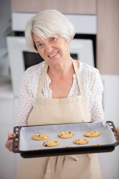 Aantrekkelijke Senior Vrouw Koken Keuken — Stockfoto