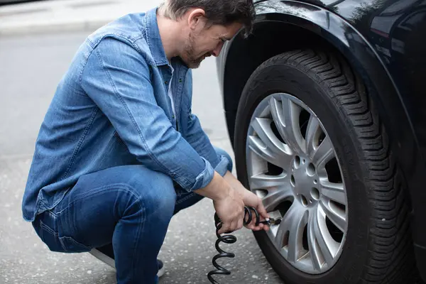 Comprobación Presión Los Neumáticos Con Estándares Gálibo —  Fotos de Stock