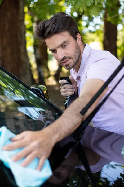外から車の窓を掃除する男 — ストック写真