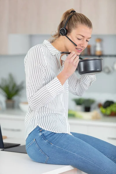 Prachtig Jong Vrouw Voorbereiding Dinnerwearing Headset — Stockfoto