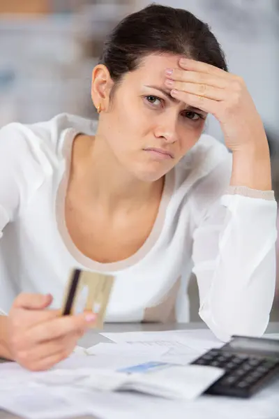 Mulher Olhando Estressado Preocupado Com Pagamentos Com Cartão — Fotografia de Stock