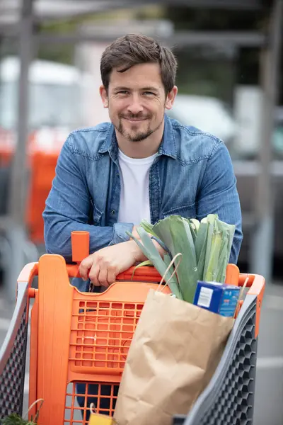 Красивый Мужчина Ходит Магазинам Супермаркете — стоковое фото