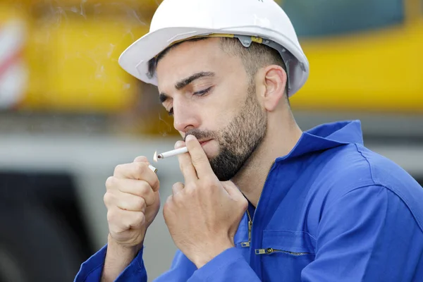 Dělník Pauzu Kouření Cigaret — Stock fotografie