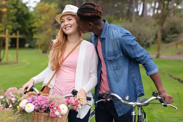 Hip Young Couple Bicycles Having Kiss — Stock Photo, Image